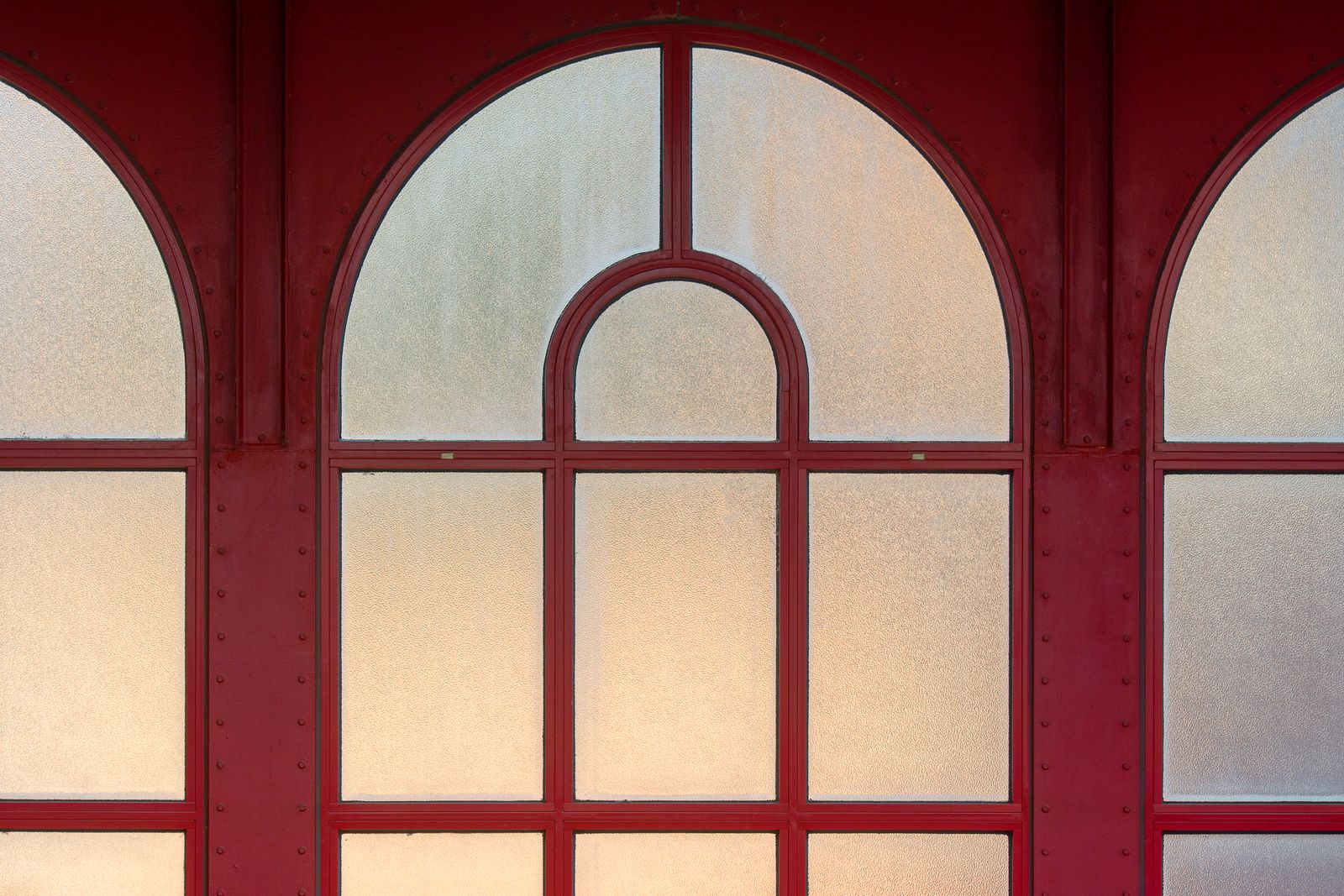 Jendela lengkung kaca geometric — inspirasi kusen arch aluminium