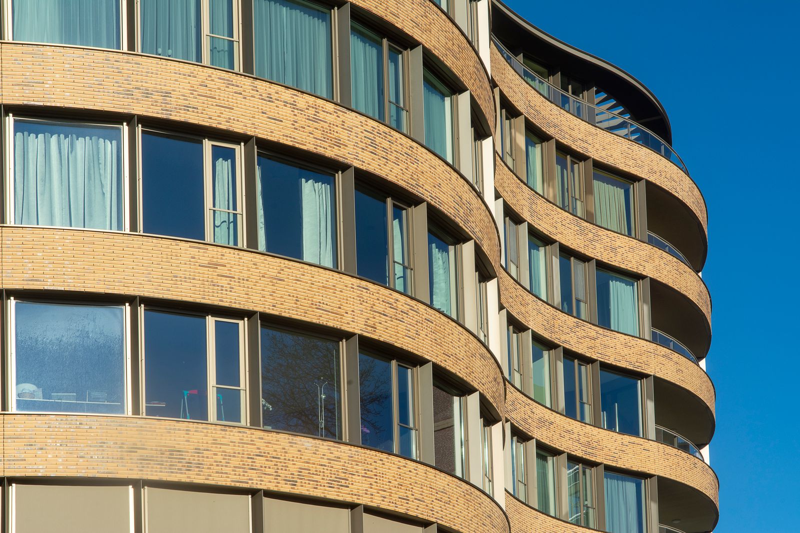 Fasad lengkung modern curtain wall
